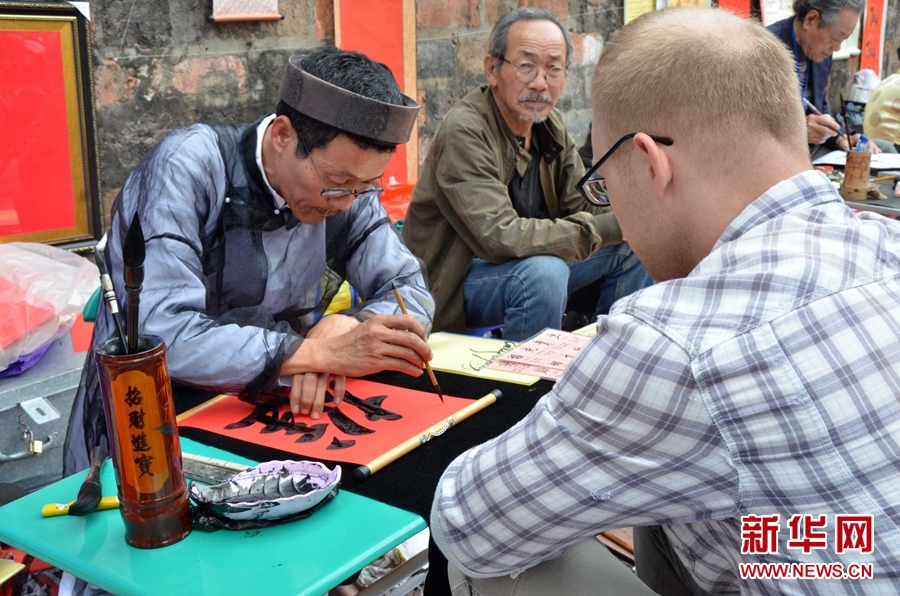 1月28日，在越南首都河内，一位艺术爱好者在画马。