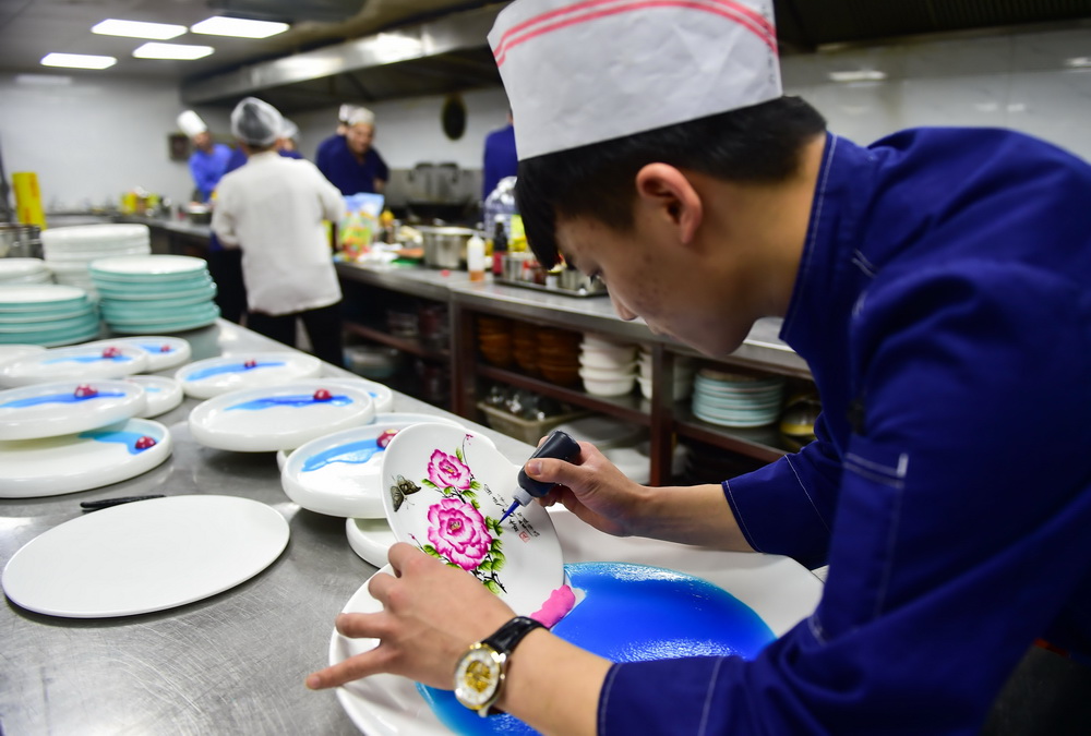 5月3日，刘旭峰在工作的酒店绘制果酱画。