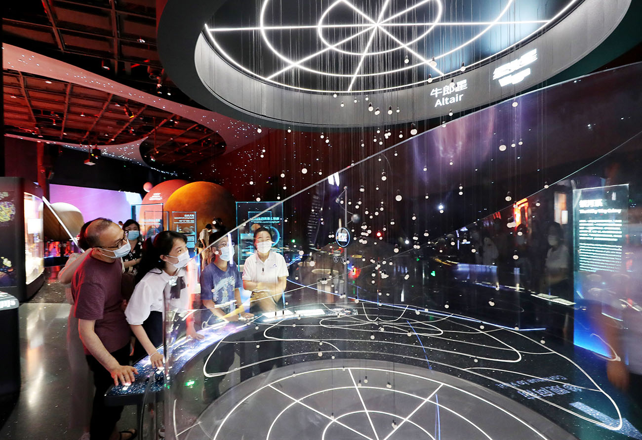 7月5日，参观者在一个名为“太阳的邻居”的装置展品前驻足观看。