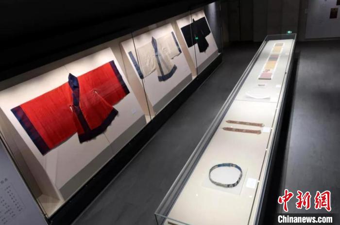 现场展出的服饰按照礼仪场合可分为朝服、祭服、公服、常服、忠静冠服等。　孔子博物馆供图