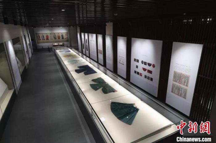 该展共集结23件孔子博物馆所藏衍圣公家族服饰。　孔子博物馆供图