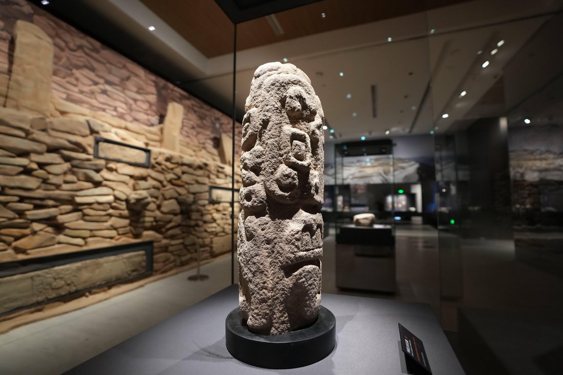 这是陕西考古博物馆展出的神木石峁遗址皇城台出土的神面立柱石雕（4月16日摄）。