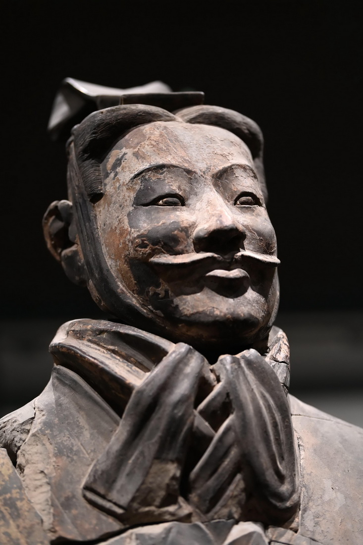 这是陕西考古博物馆展出的秦始皇帝陵园陪葬坑出土的文吏俑（4月16日摄）。
