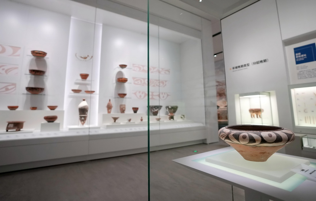 这是陕西考古博物馆展出的仰韶时期彩陶瓮（4月16日摄）。