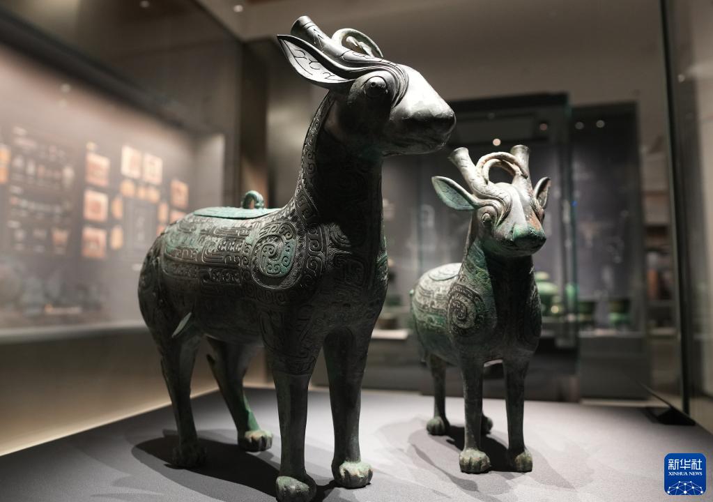 这是陕西考古博物馆展出的宝鸡石鼓山商周墓地出土的牺尊（4月16日摄）。
