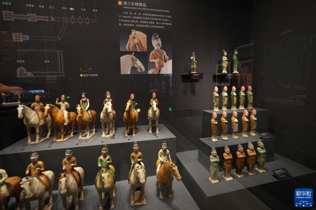 这是陕西考古博物馆展出的唐三彩随葬品（4月16日摄）。