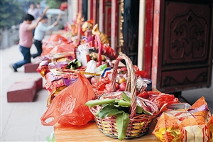 ?妈祖庙前的祭台上摆满猪肉、水果、香油、鲜花等众多祭品。