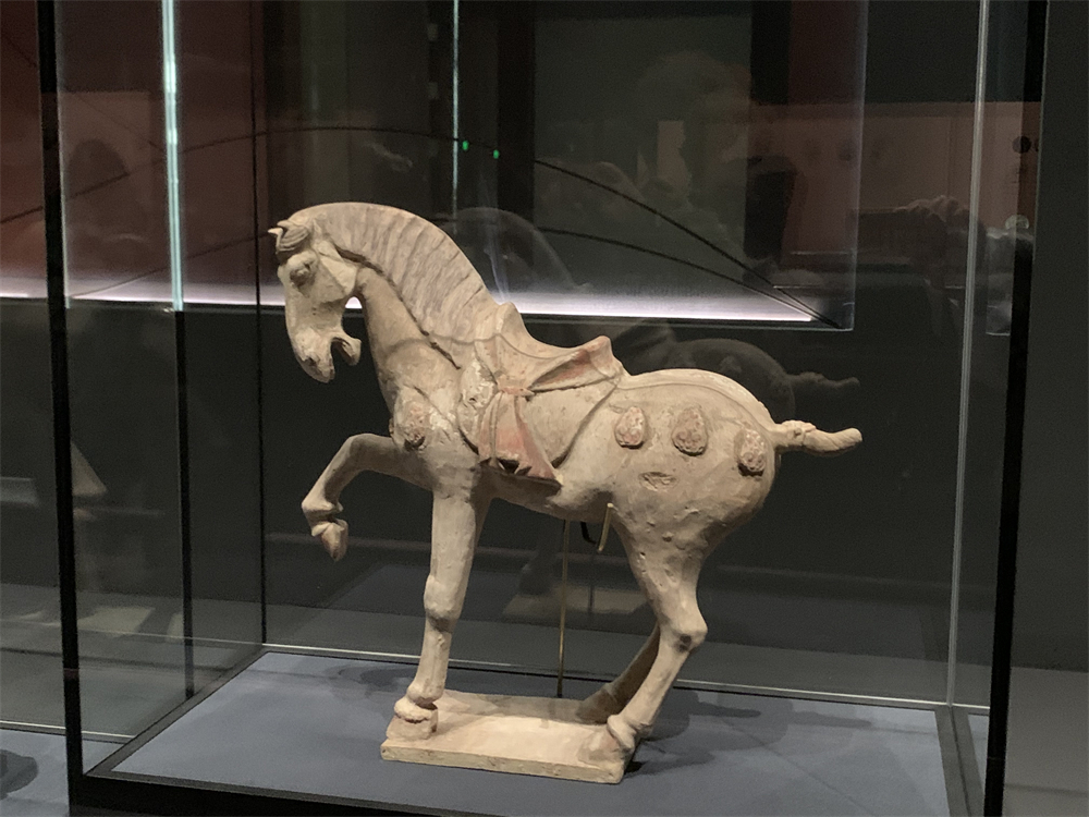 在中国与西亚古代文明交流展中展出的陶彩绘马。人民网记者 韦衍行摄