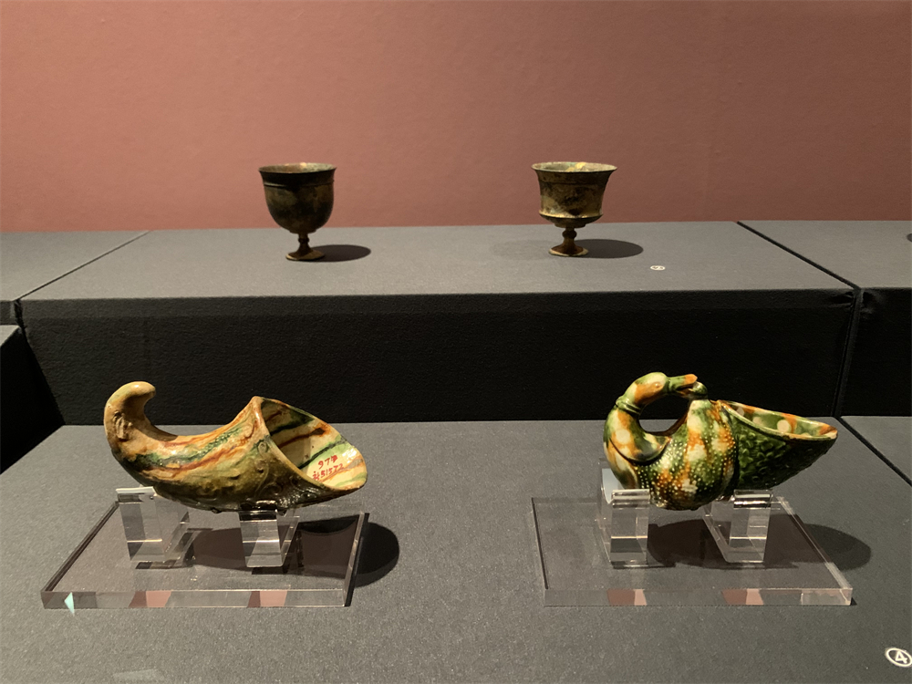 在中国与西亚古代文明交流展中展出的三彩鸭式杯。人民网记者 韦衍行摄