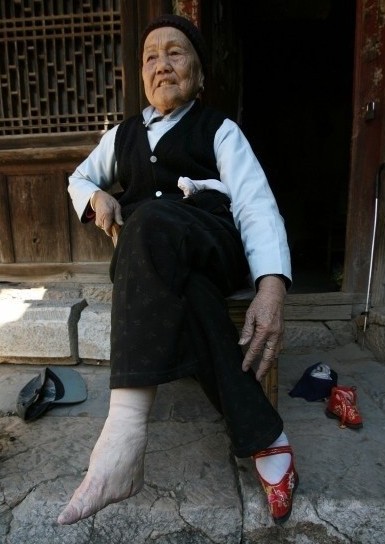 实拍三寸金莲裹脚缠足全过程