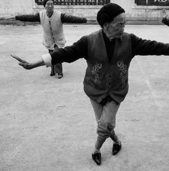 图说最后一代裹脚的女人