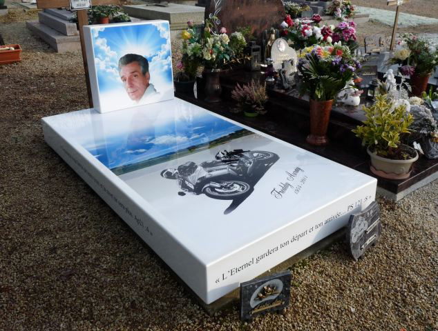 法国公司推订制墓碑展现个性受青睐