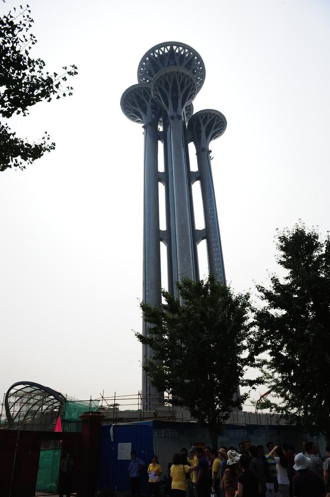 北京246.8米高“钉子”塔首迎游客