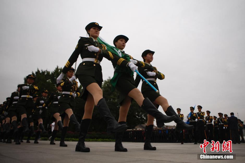 高校女生国旗护卫队 飒爽英姿祭先烈