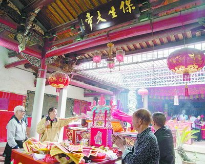 台湾宗亲来厦拜“保生”送吴伯雄亲笔牌匾