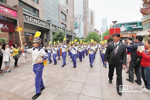 上海街头响起《高山青》台湾一小学管乐队展风采