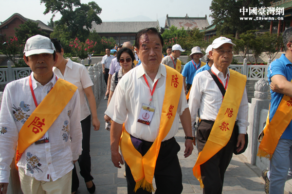 台湾嘉宾团长周蓉生率陪祭人员步入大殿