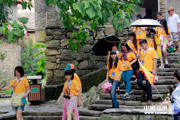 27日，参加情系青春岭南行活动的两岸大学生来到广西贺州市参观黄姚古镇，感受千年古村落的历史风貌。