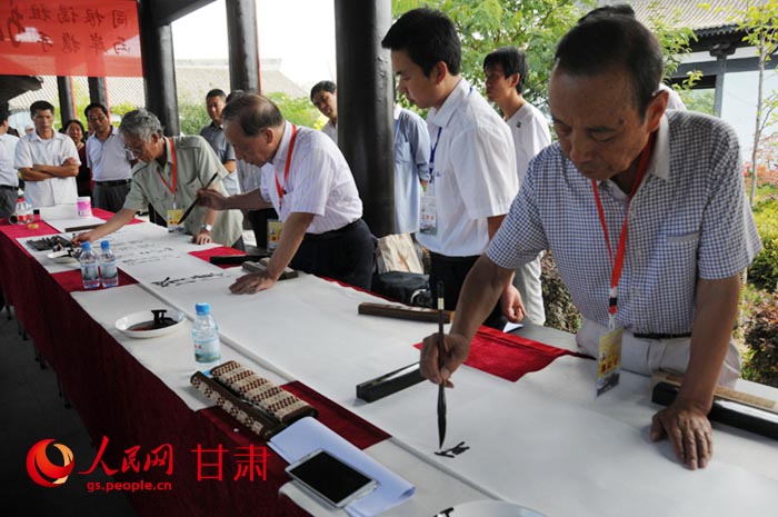 海峡两岸书法家在泾川大云寺共同书写书法长卷 郭颂霞 摄