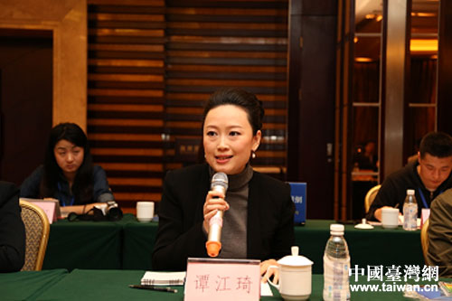 四川日报总编辑助理谭江琦在座谈会上发言。