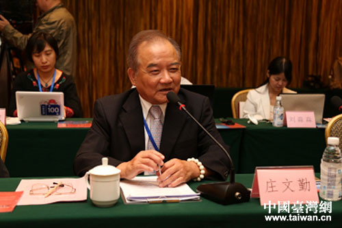 台中广播董事长庄文勤在座谈会上发言。