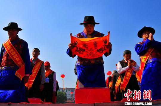 祭、陪祭与各公庙代表虔诚祭拜