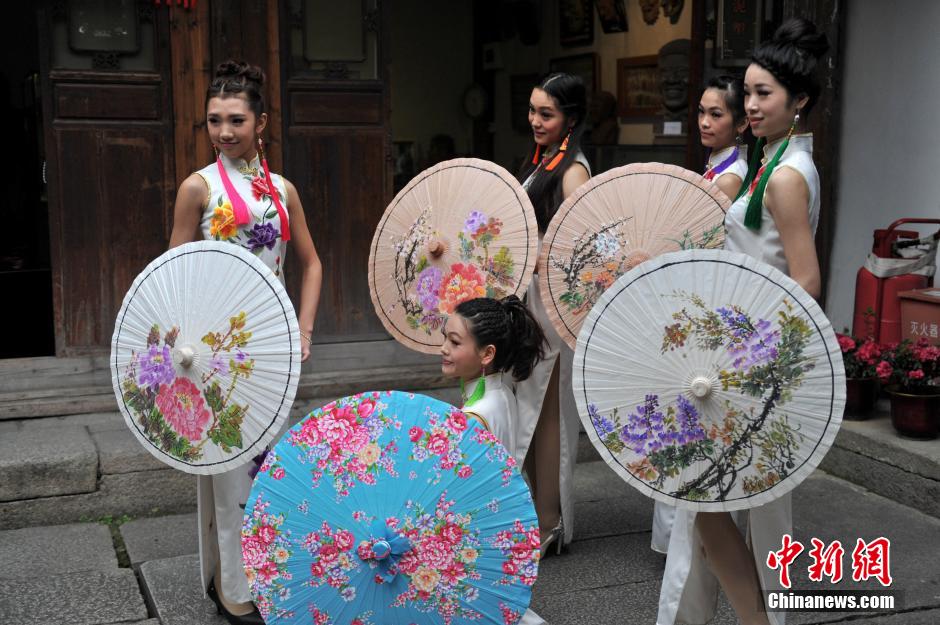 福建展出台湾手工艺品 旗袍美女撑精美油纸伞