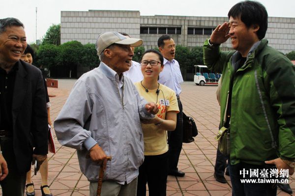 抗战老兵刘景轼及台湾旺报助理副总编宋秉忠（右一）。（中国台湾网记者 宣玲玲 摄）