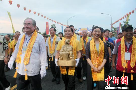 湖南神农大帝祖庙圣驾，6月6日至16日首次赴台湾巡境赐福。图为圣驾抵台，在新北市三重先啬宫驻跸安座，受到庙方及信众盛大欢迎。　黄少华 摄