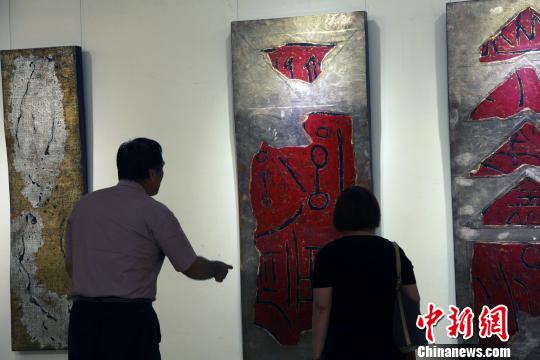 大陆知名画家汪天亮在台北办漆画展
