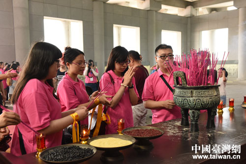 鄂台两岸大学生共同祭拜炎帝。（中国台湾网 梁行 摄 ）