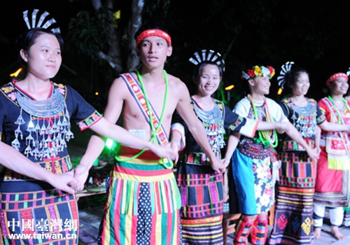 台湾少数民族舞团在嬉水节开幕式上表演节目