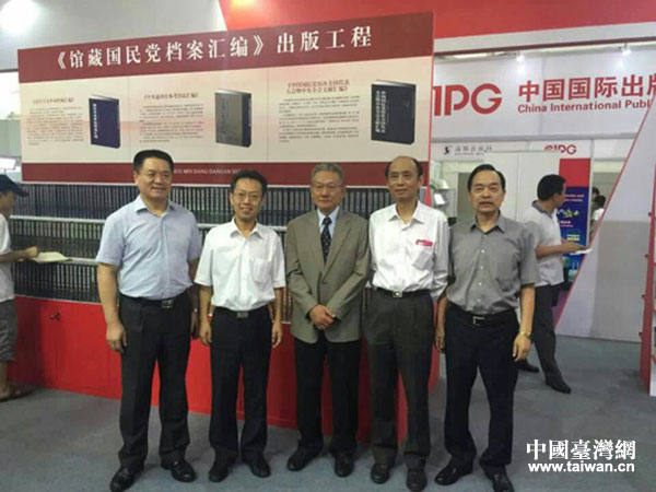 中国出版协会常务副理事长邬书林参观涉台图书联展