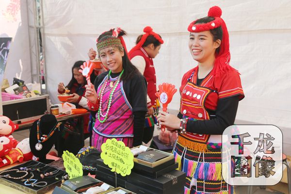 第五届台湾映像魅力展上，台湾姑娘展示文创等产品。千龙网王路摄