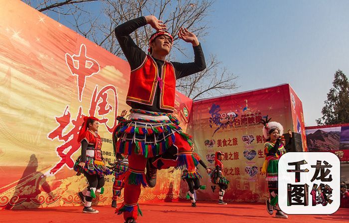 第五届台湾映像魅力展在北京地坛庙会上开幕，来自台湾花莲县的“漂流木文化艺术团”的精彩表演吸引游客驻足观看、拍照。京华社区网友三月溪供图。