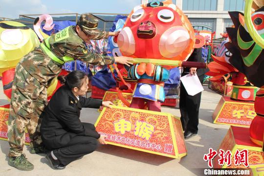 2月16日，今年第十四届“两马同春闹闹元宵”活动福州马尾区赠送的35组规格多样的花灯在福州连江黄岐码头启运往马祖。　许琳晶 摄