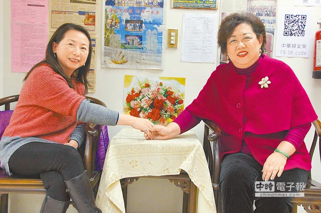 台湾新移民发展协会理事长徐春莺（左）与中华妇女党主席涂明慧