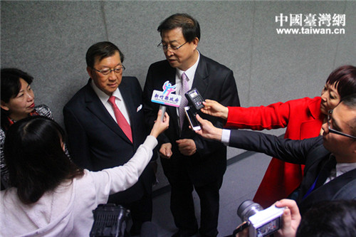 北京市台联党组书记王兰栋在《梁祝?爱之交响》音乐会现场接受两岸媒体访问
