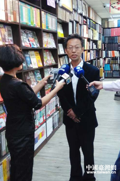 台湾媒体记者采访海峡两岸出版交流中心主任钟河林。