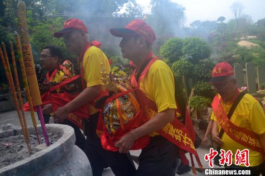 21日上午,台湾彰化42名妈祖信众,恭捧分灵妈祖回到福建湄洲妈祖祖庙谒祖进香。　林群华 摄