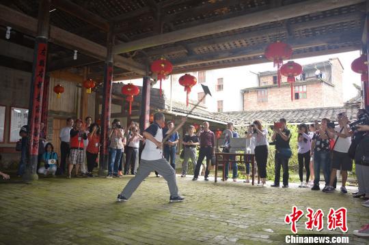 图为台湾媒体观看漈下村传统武术。　叶茂 摄