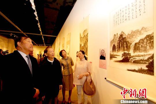 图为天津台办主任周克丽(右二)、周澄(左二)等领导嘉宾参观画展。　张道正 摄