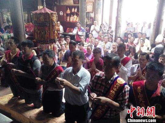 图为台湾新竹香山天后宫妈祖信众在湄洲妈祖祖庙虔诚拜谒。　林群华 摄