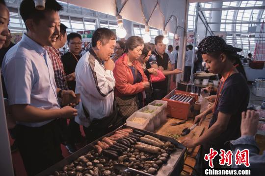 台湾最知名的“士林夜市”、“花园夜市”被原汁原味地搬进海交会。　李南轩 摄