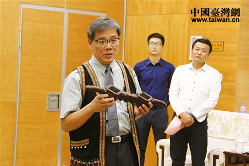 在活动现场，台湾原住民族文创交流协会理事长陈庄金苍详细介绍了排湾族共饮酒杯（又名联杯）。