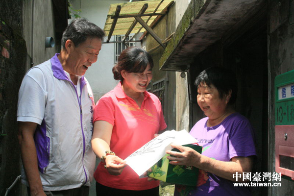 北京甘家口街道参访团为台湾同胞送去了亲手准备的粽子礼盒等礼物。