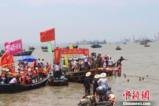9日，第十届闽台对渡文化节暨蚶江石狮泼水节举行，图为海上捉鸭。　廖静 摄