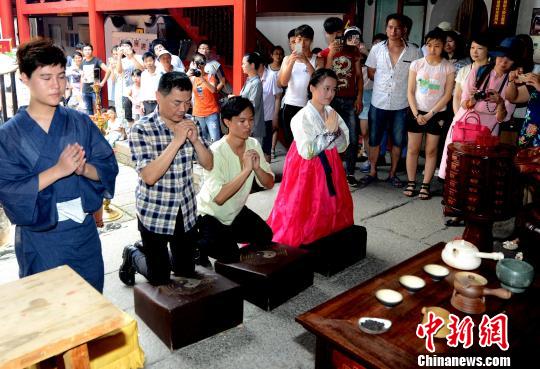 端午节，福州三坊七巷郎官巷天后宫举行“万国茶帮拜妈祖“祭祀典礼。　记者刘可耕 摄