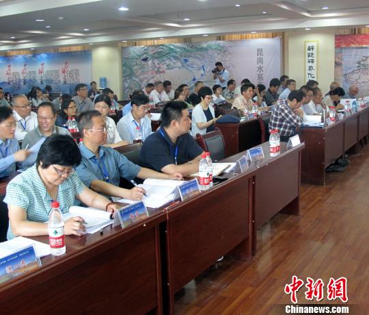 来自海峡两岸的100多位专家、学者、教授出席会议，发言。　杨东 摄