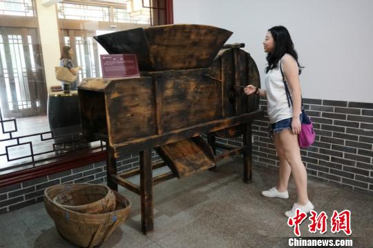 图为台湾学生在观看酿酒工具。　孙权 摄